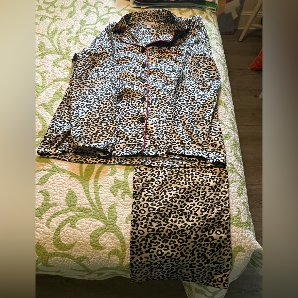 Ladies leopard print pajamas